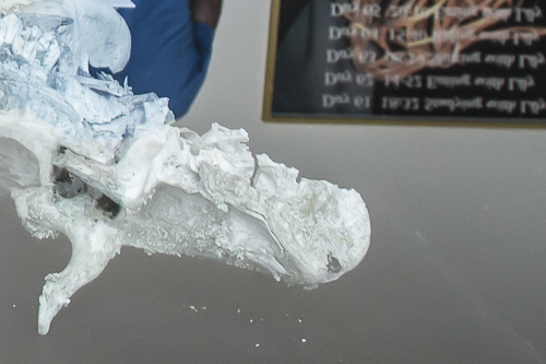 Detail der Sammlung "Kochengeschenke" innerhalb des Ausstellungsprojektes "Living Room" von Lee Mingwei im Gropius Bau 2020