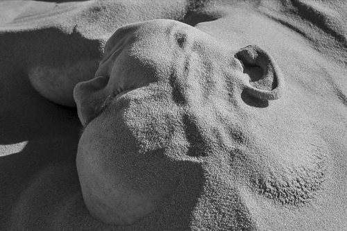 Mann im Sand vergraben