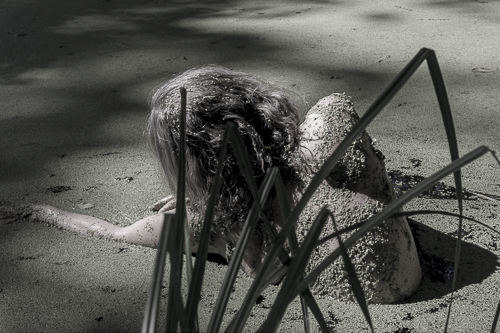 nackte Frau im Sumpf mit Wasserlinsen