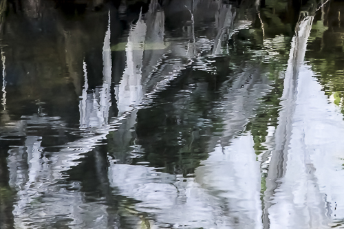 verschiedene Tücher spiegeln sich im Wasser