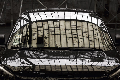 schwarzes Auto mit der Spiegelung eine alten Drahtglasdaches